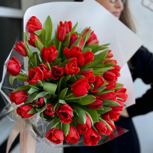 Моно букет из 51 тюльпана RED