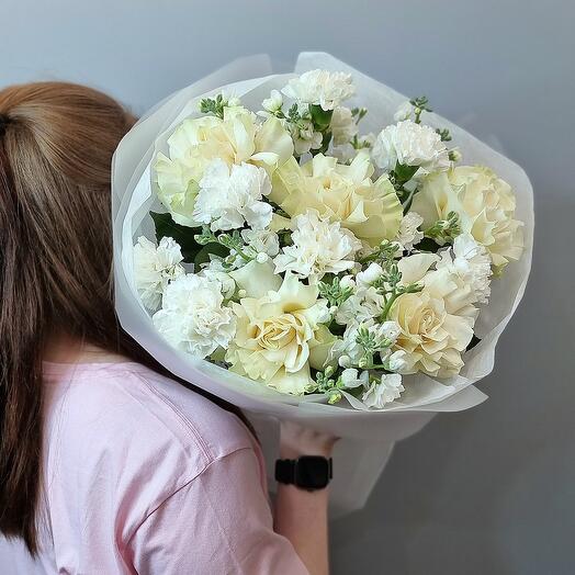 Белый букет из ажурных роз, маттиолы и диантусов