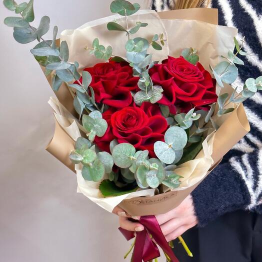 Ramo de rosas rojas y eucalipto