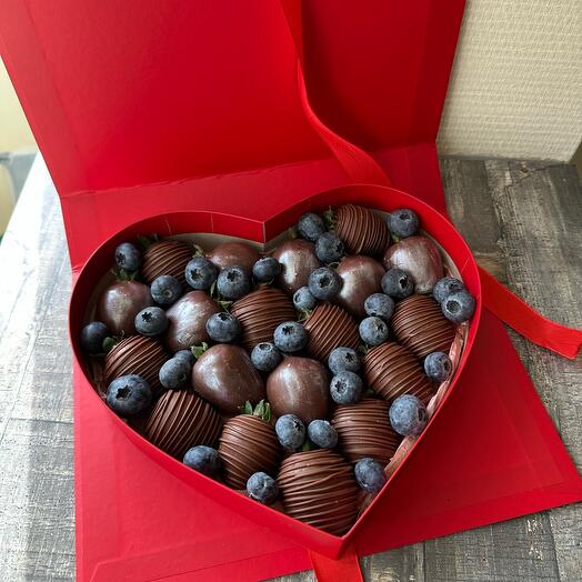 Клубника в шоколаде с голубикой в премиум боксе «В самое сердце»