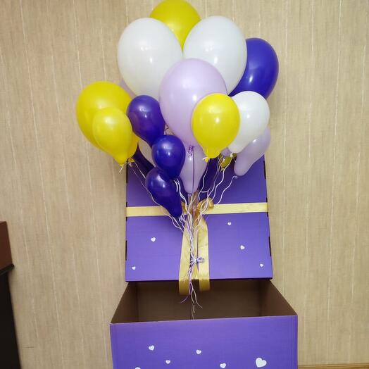 Яркая фиолетовая коробка с шарами