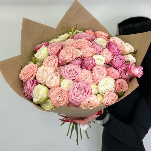 Bouquet of a mix of 31 bush roses Bombastic