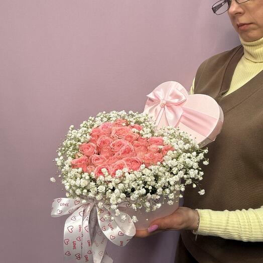 Сердечко из розовых кустовых роз и воздушной гипсофилы