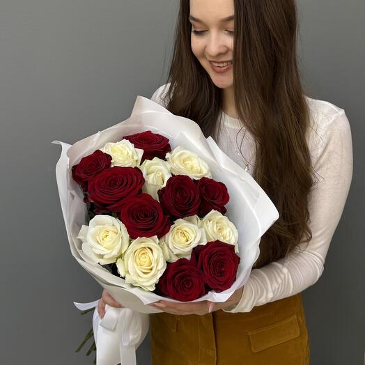 Букет из красных и белых роз | 15 роз | 60 см