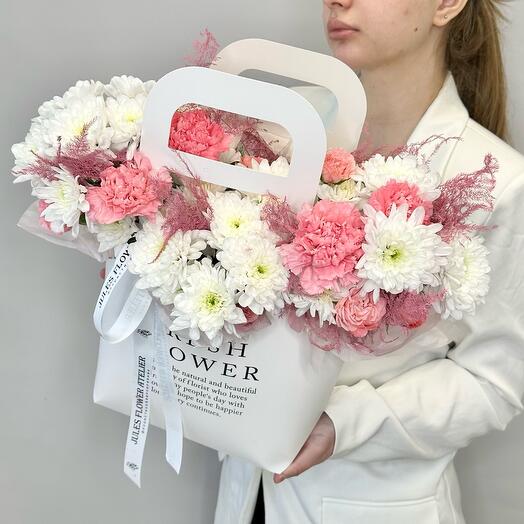 «Мадемуазель» композиция из кустовых хризантем ,кустовой розы мадам бомбастик,розовых диантусов и аспарагуса