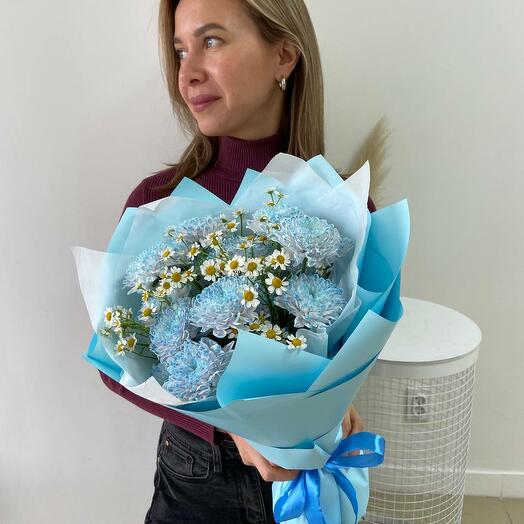 Хризантема сизая и ромашки букетик - комплимент