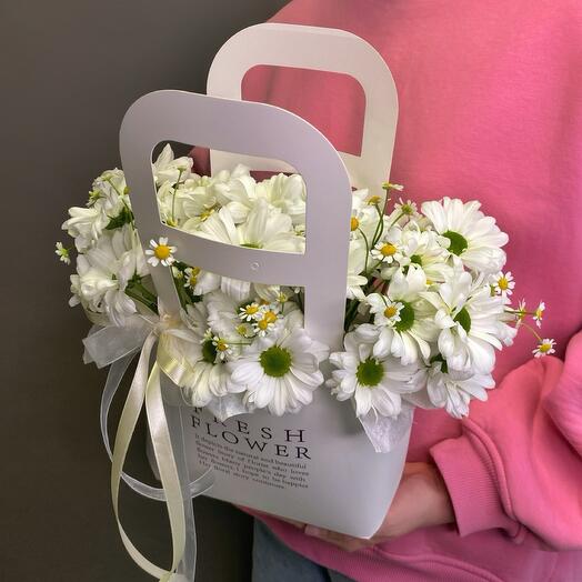 Handbag with daisies and chrysanthemum