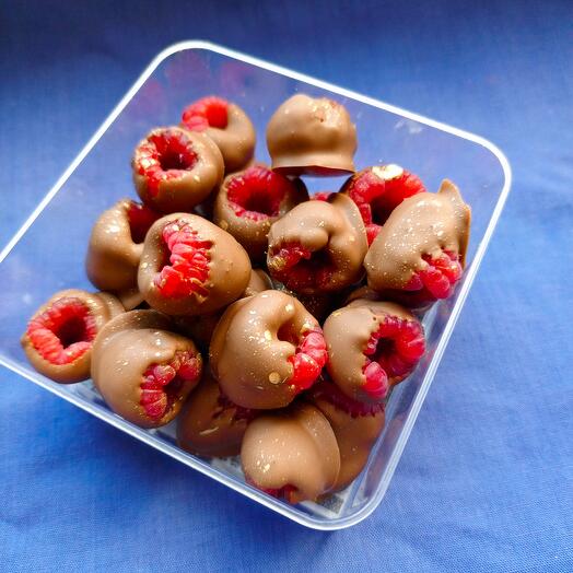 Малина свежая в шоколаде