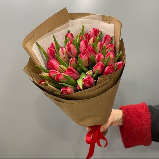 Букет из 35 красных тюльпанов