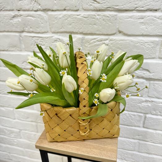 Корзинка с тюльпанами