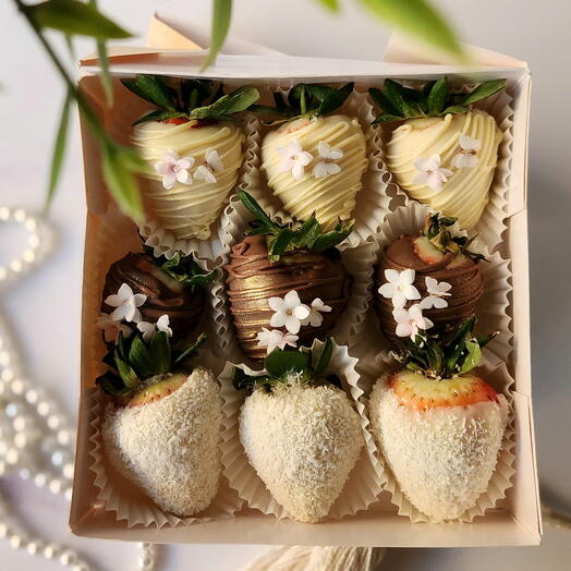 Chocolate covered strawberries for women (9pcs)