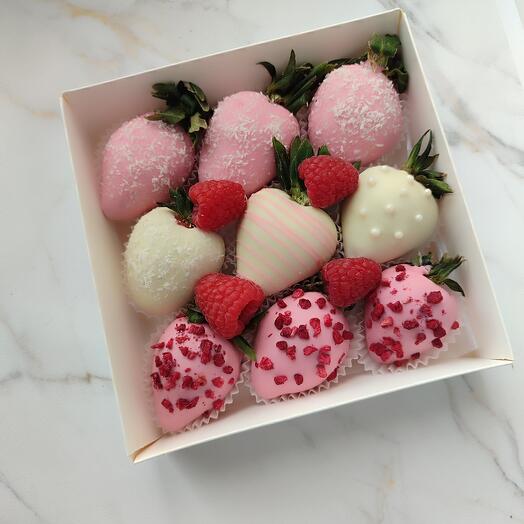Fresas cubiertas de chocolate con frambuesas