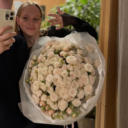 Шикарный букет из кустовой розы