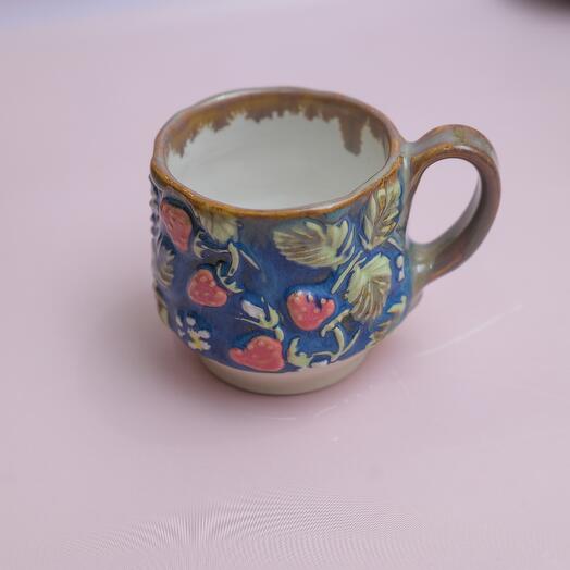 Кружка с  клубникой