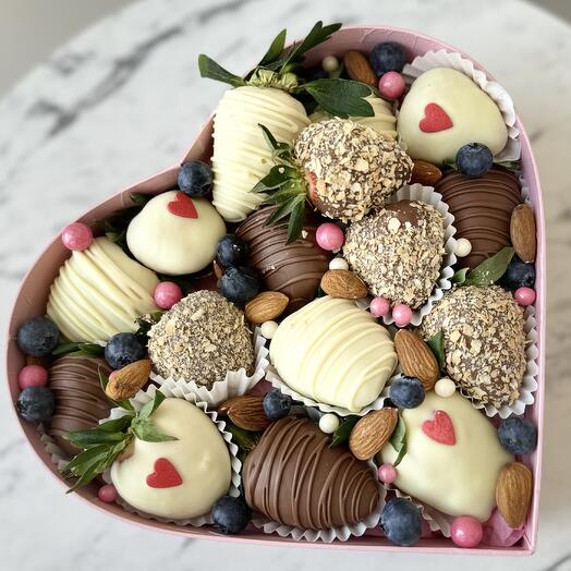 Сердце из клубники в белом и молочном шоколаде с голубикой