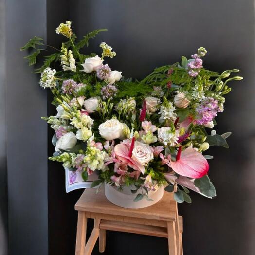 Amanecer en el bosque – Arreglo floral con rosas, anthurium y eustomas