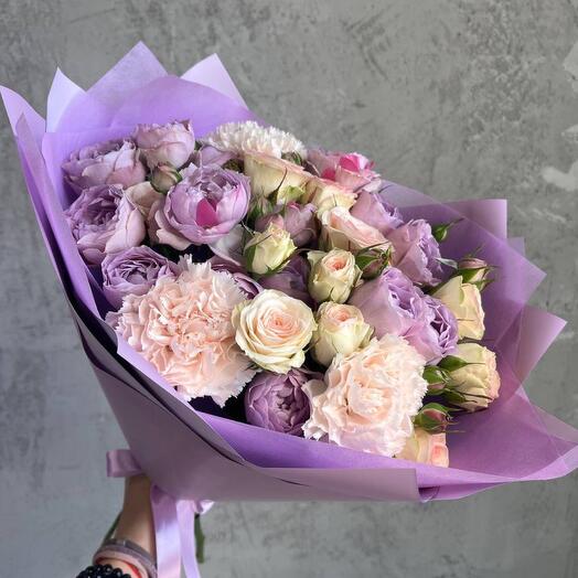 Rosas de lavanda y crema en un ramo de lirios de Agua