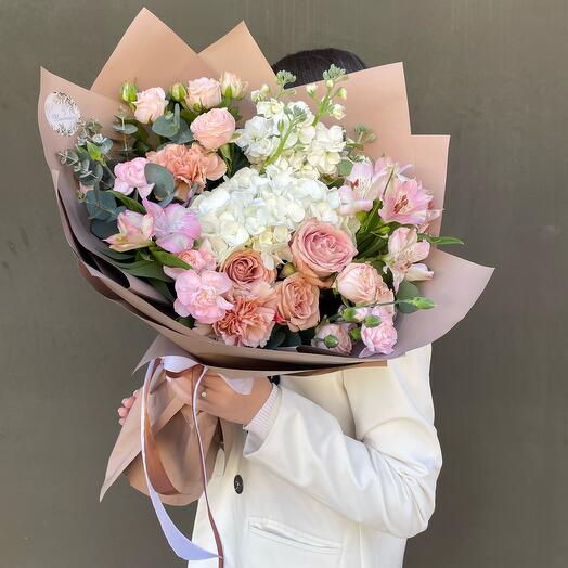 Нежный букет с гортензией «Молекула чуда»