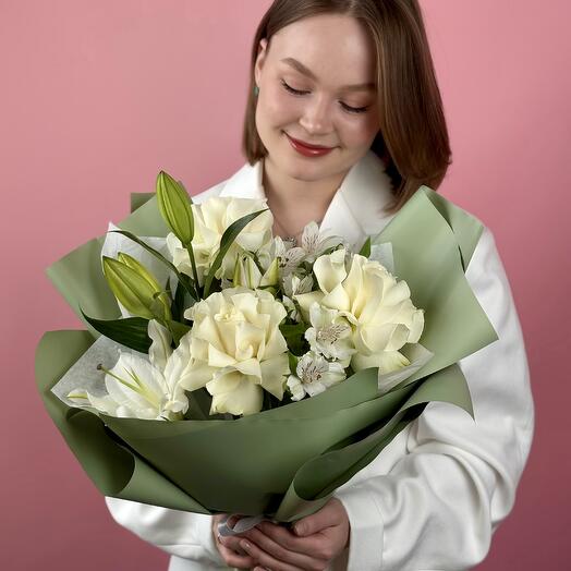 Нежный букет с французскими розами, лилиями и альстромерией