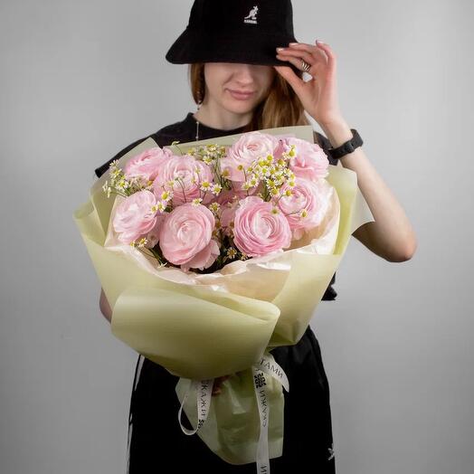 Букет с ранункулюсом и ромашкой, M