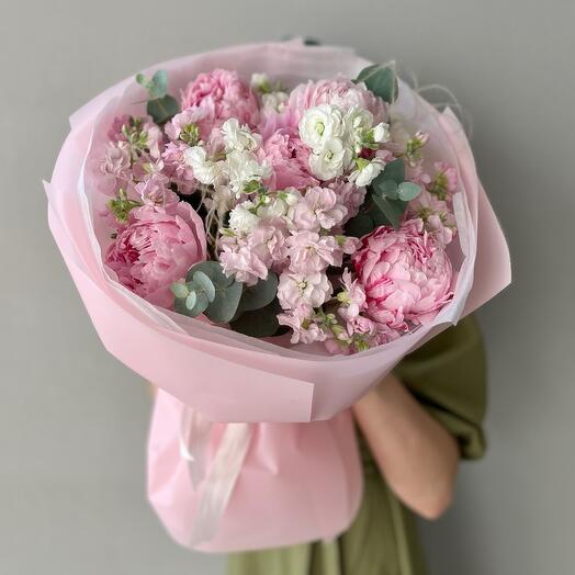 Нежный букет с пионами Сара Бернард , ароматной маттиолой и эвкалиптом