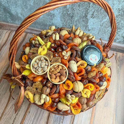 Корзина с сухофруктами , орешками , мёдом и вафельными стаканчиками