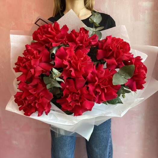 Букет из ярких французских роз с эвкалиптом