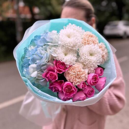 Гортензия, диантусы, хризантема, кустовая пионовидная роза