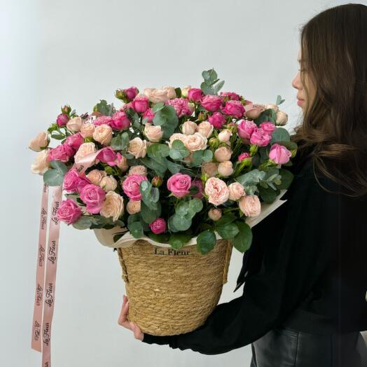 Композиция  "Солнечное настроение" — кустовые розы микс в соломенной корзинке