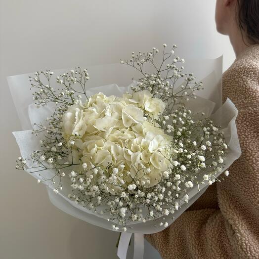 Букет из белоснежной гортензии и гипсофилы