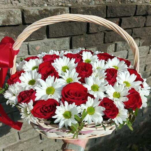 Корзина с красными розами и хризантемами