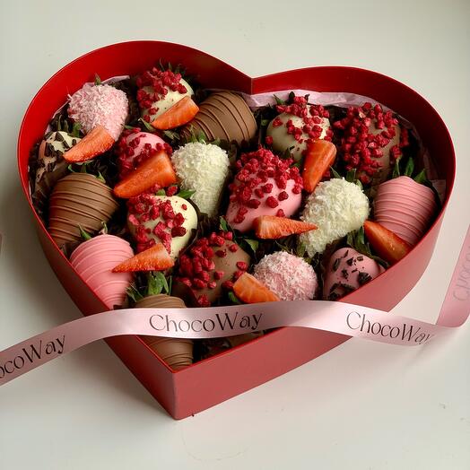 Conjunto de fresas en chocolate en Caja corazón 18-20