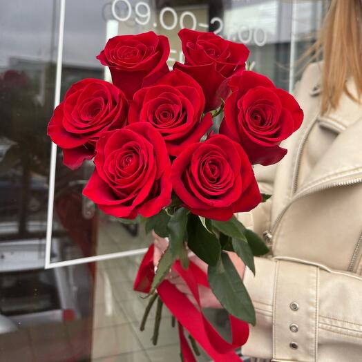 7 красных роз freedom в ленте 60см