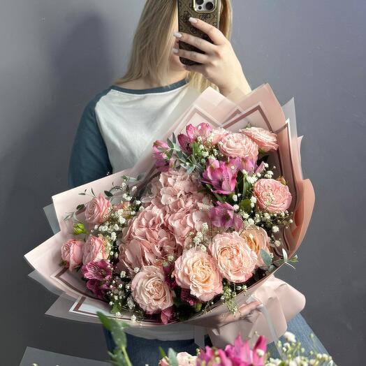 Воздушный поцелуй гортензия и кустовая роза