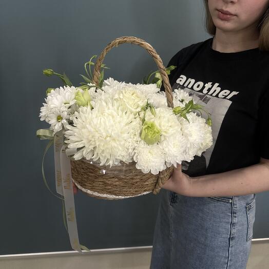 Корзина из хризантемы и эустомы