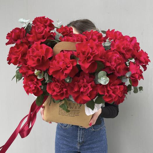 Композиция из 35 алых французских роз