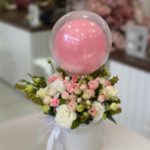 Композиция в коробке с цветами и шаром