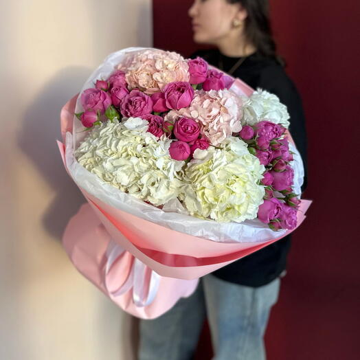Букет "Гортензии и кустовые пионовидные розы"