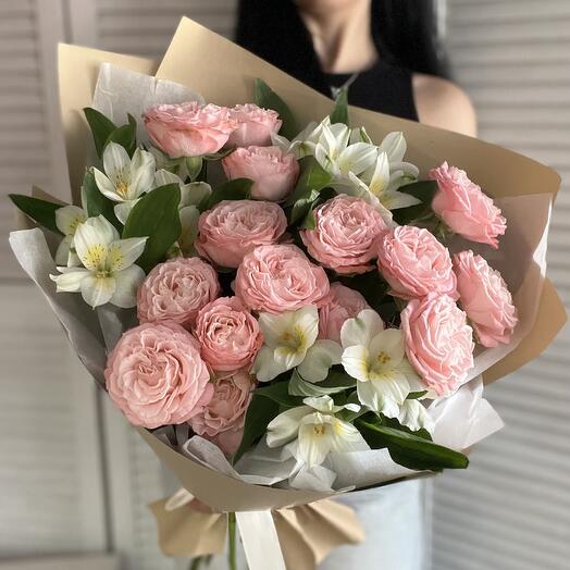 Букет из кустовых роз и альстромерий