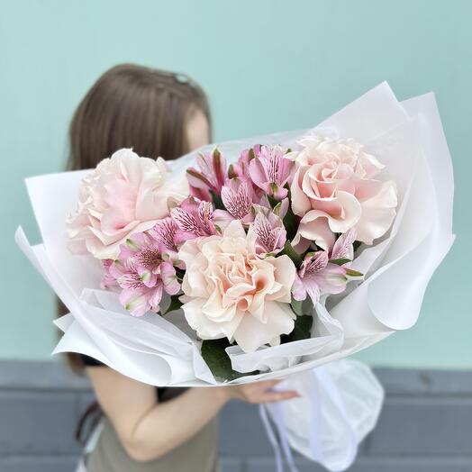 Букет из розовых, французских роз и кустовой альстромерии