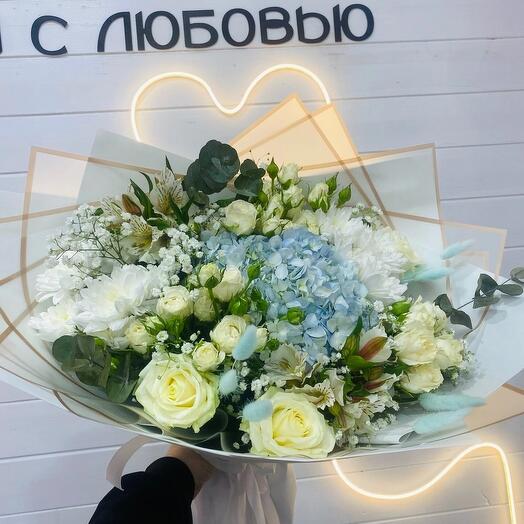 Букет сборный с гортензией и белыми розами