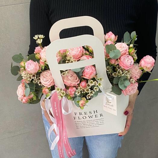 Fragrant handbag with bushy peony-shaped roses