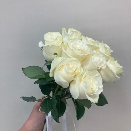 11 белых роз