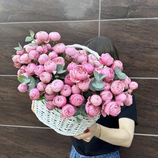 Корзина с кустовой пион розой премуим сорта silva pink и эвкалиптом