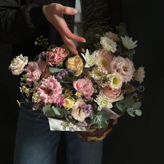 Композиция «Корзинка с цветами» с эустомой и герберой