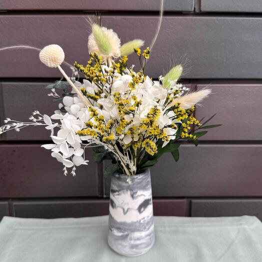 Интерьерная композиция из стабилизированной гортензии, рускуса и лимониума