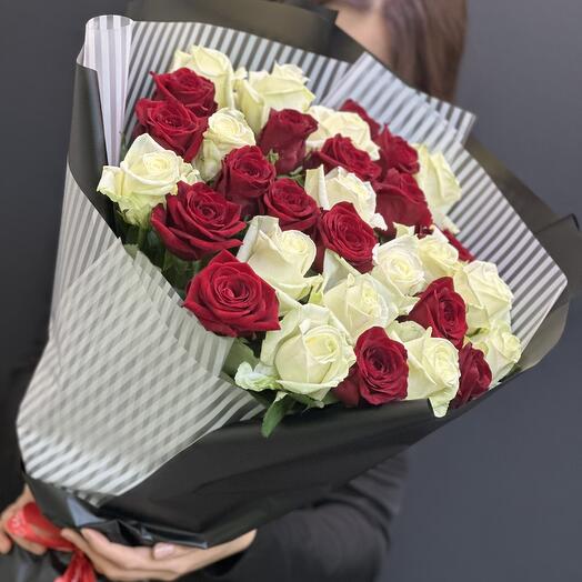 Букет из 31 красой и белой розы