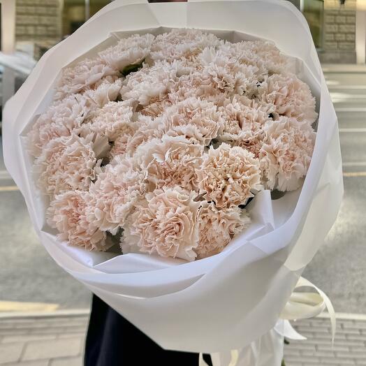 Круглый букет цветов с доставкой из махровых диантусов 25 шт. Кремовый цвет