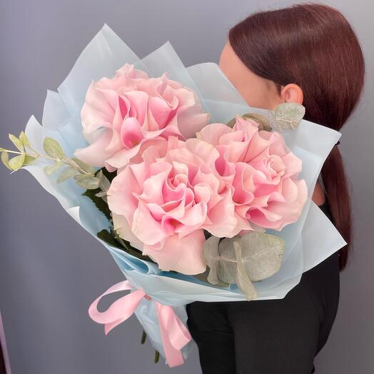Ажурные розовые розы с эвкалиптом