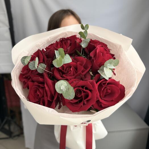 Букет с ажурными розами и эвкалиптом